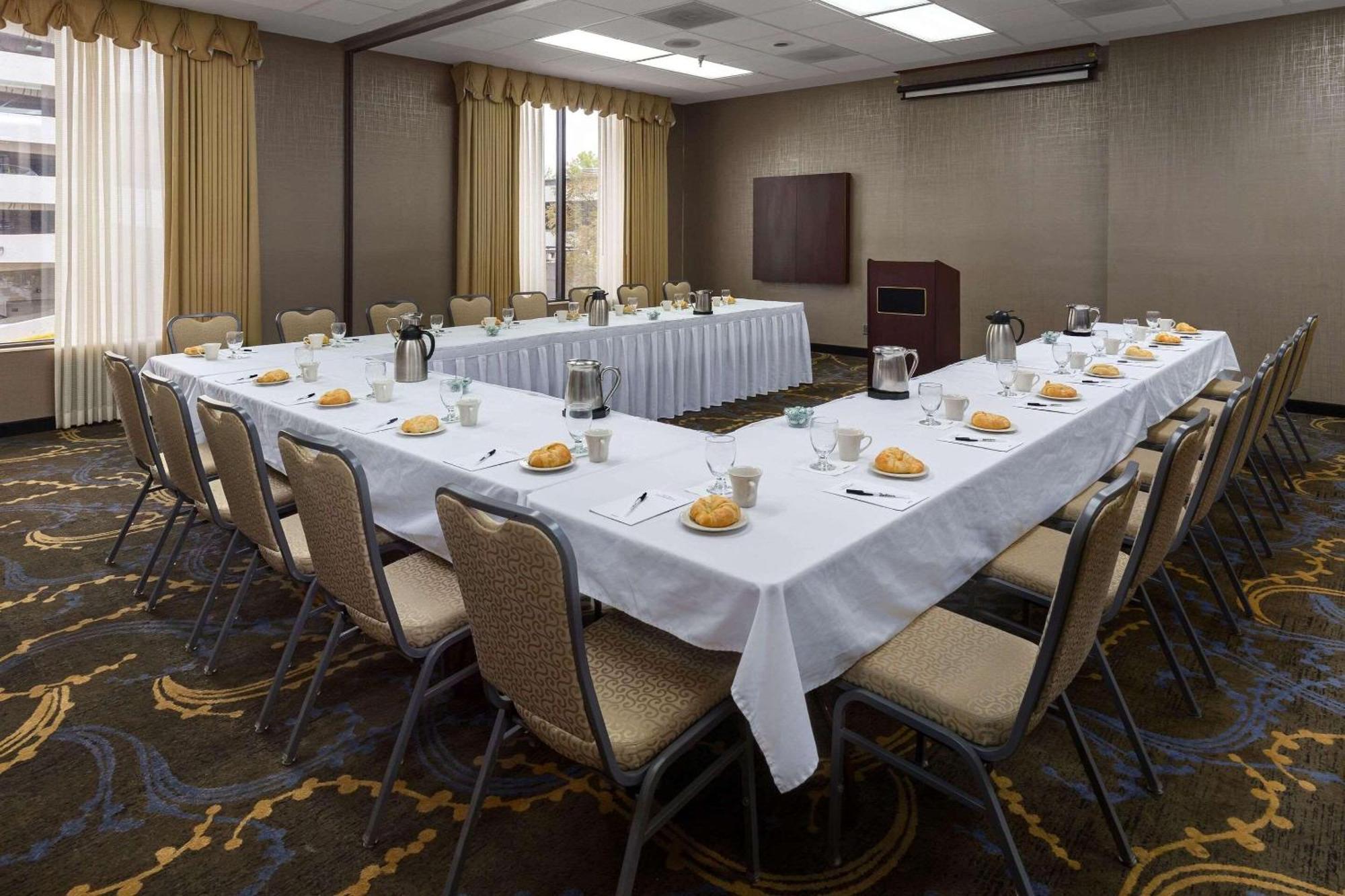 Radisson Hotel Бисмарк Экстерьер фото