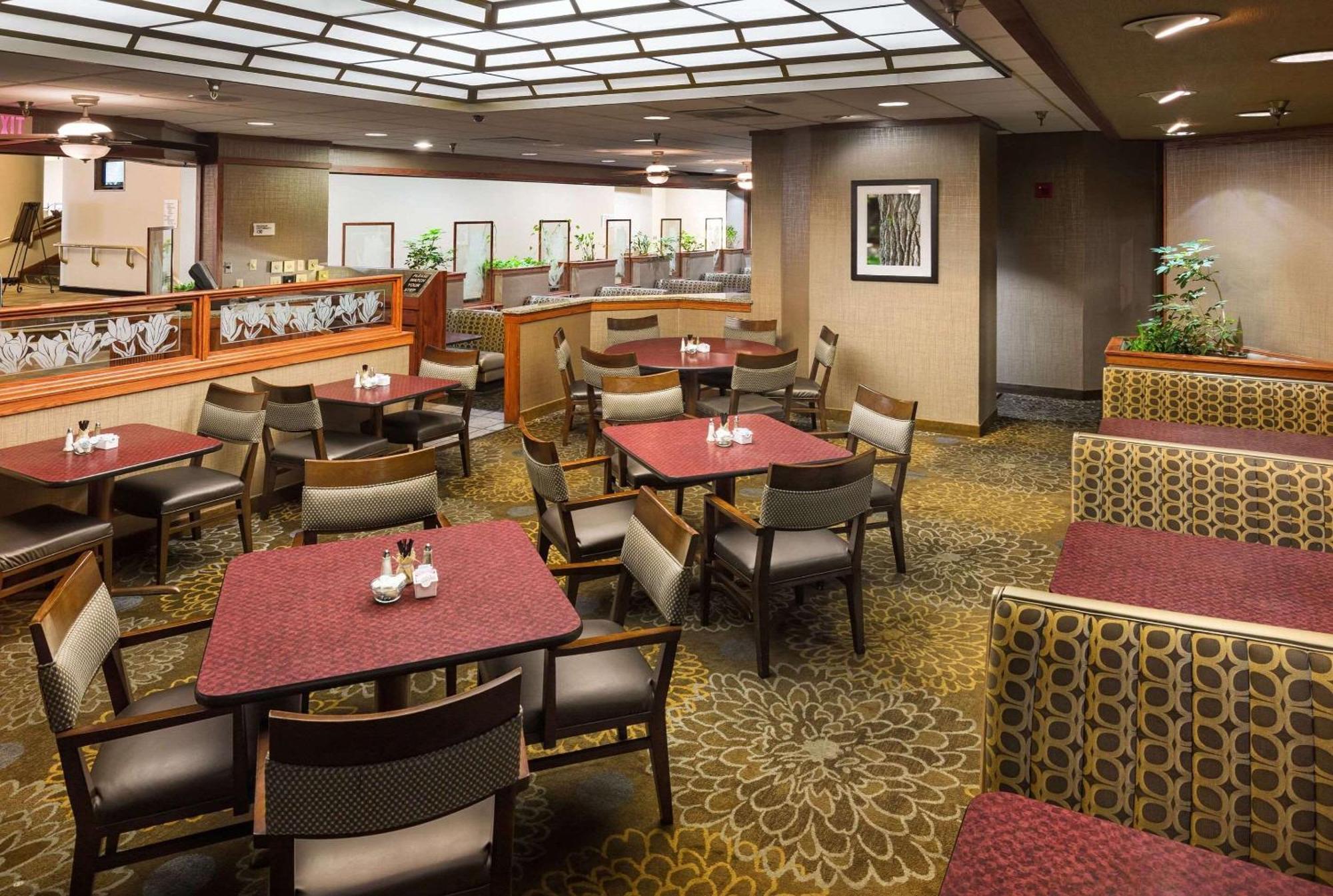 Radisson Hotel Бисмарк Экстерьер фото